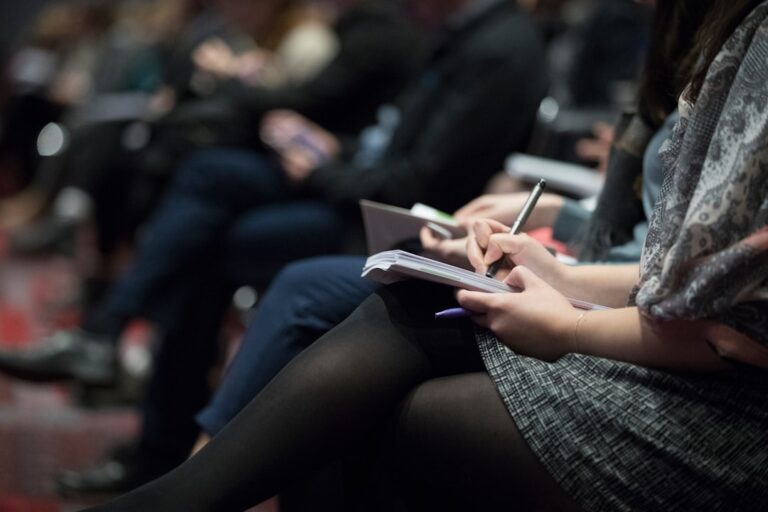 Cum să Îți Îmbunătățești Abilitățile de Scriere și Comunicare Profesională