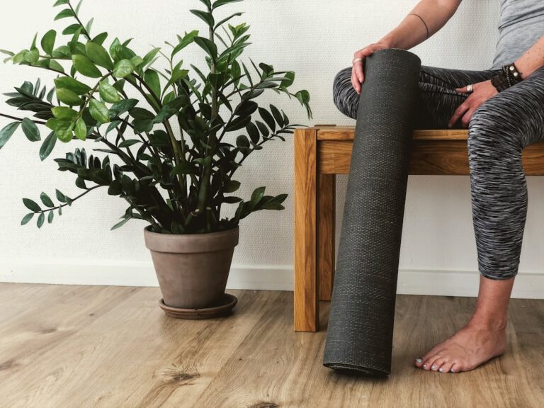 Trucuri pentru a îți crea propriul spațiu de yoga acasă