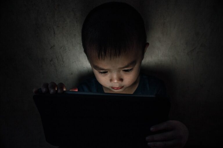 Cum sa iti educi copiii pentru a fi in siguranta pe internet