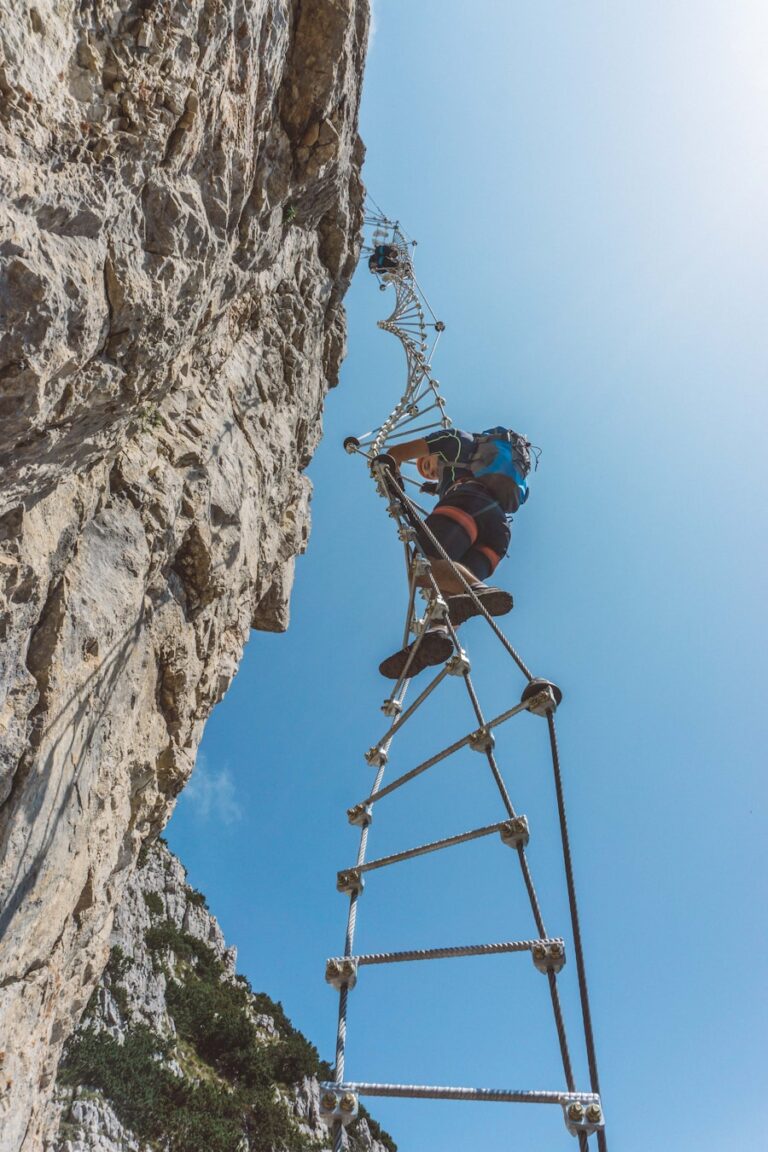 Ce înseamnă când visezi că te urci pe o scară și ce simbolizează ascensiunea