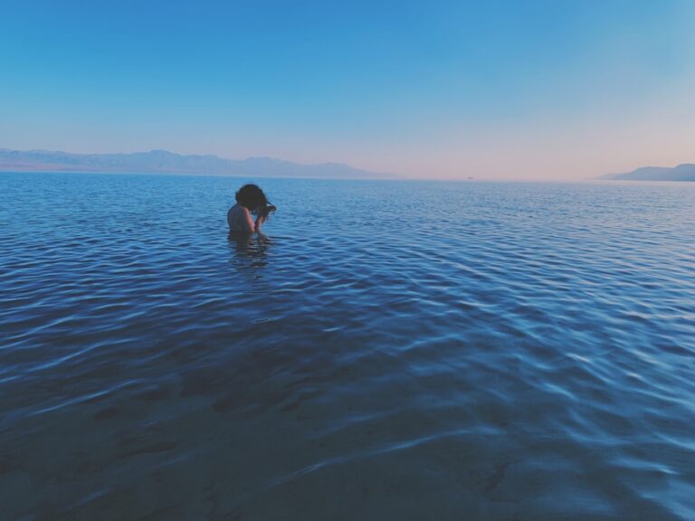 Cum să interpretezi visele în care te afli într-o mare de apă liniștită