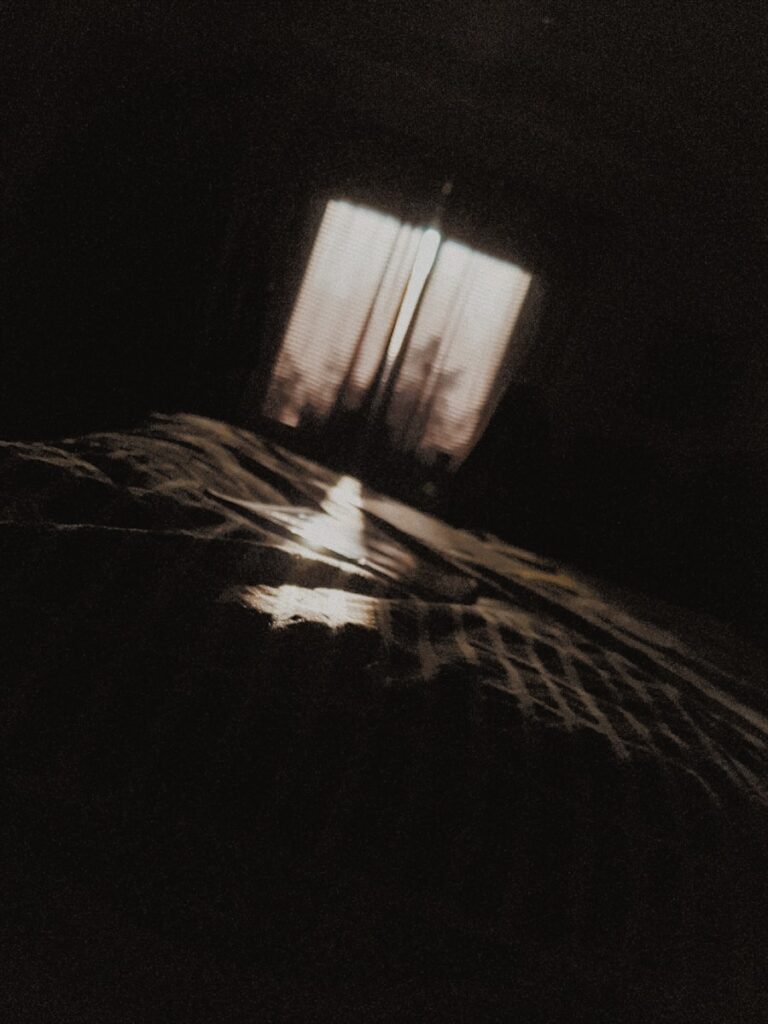 Vise despre întuneric: ce semnificație au visele în care te simți pierdut în întuneric