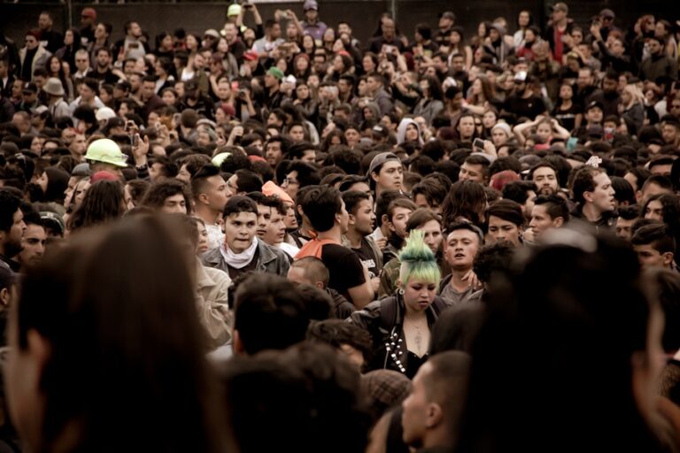 Cum să interpretezi visele în care te afli într-o mare aglomerație de oameni