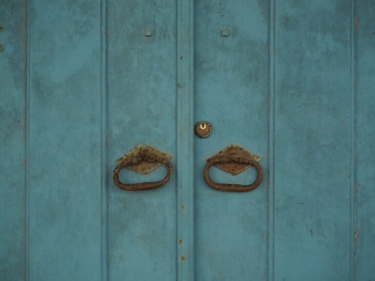 Ce înseamnă când visezi o ușă închisă și cum poți înțelege oportunitățile limitate din viața ta