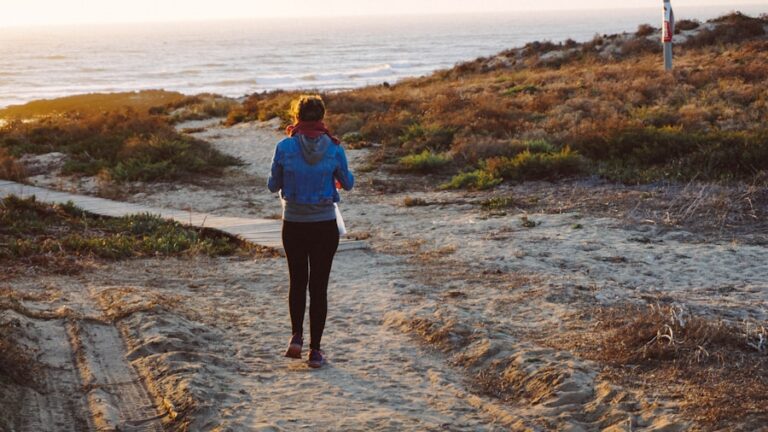 Ce înseamnă când visezi să alergi și ce îți spune despre starea ta de anxietate