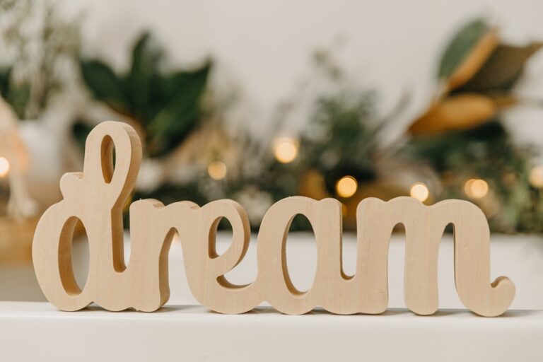 Ce înseamnă dacă visezi că zbori peste munți