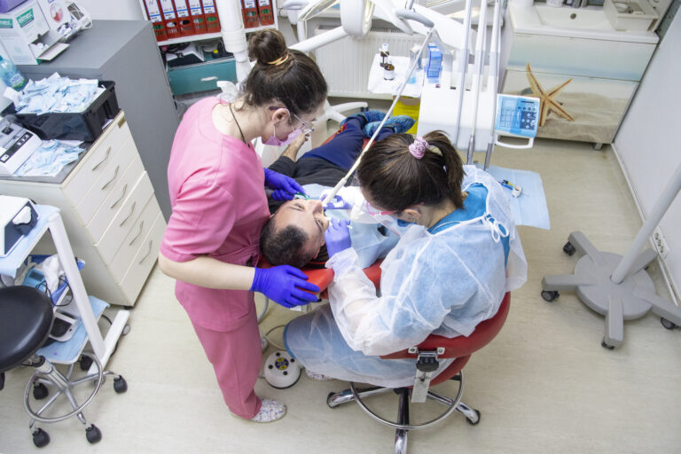 Implanturi dentare în București pentru diaspora: ghid de prețuri