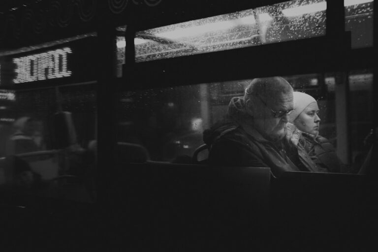 Cum să transformi timpul petrecut în transportul comun în lectură